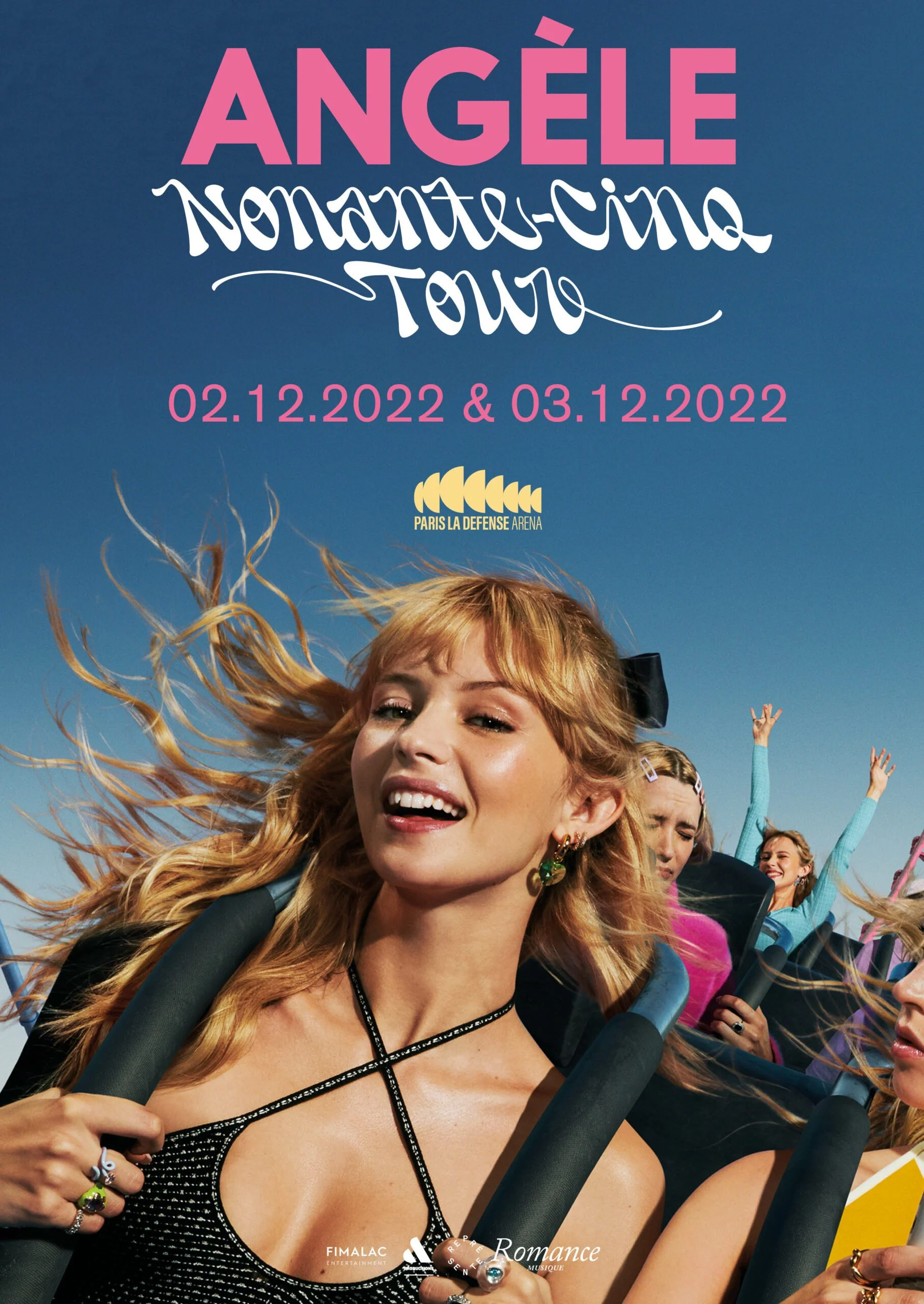 Angèle dans un grand huit avec d'autres personnes, pour l'affiche de son concert 95