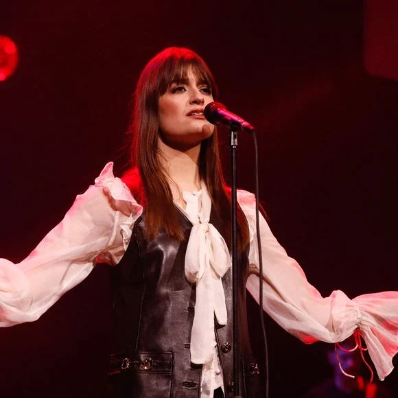 Clara Luciani chnatant sur scène
