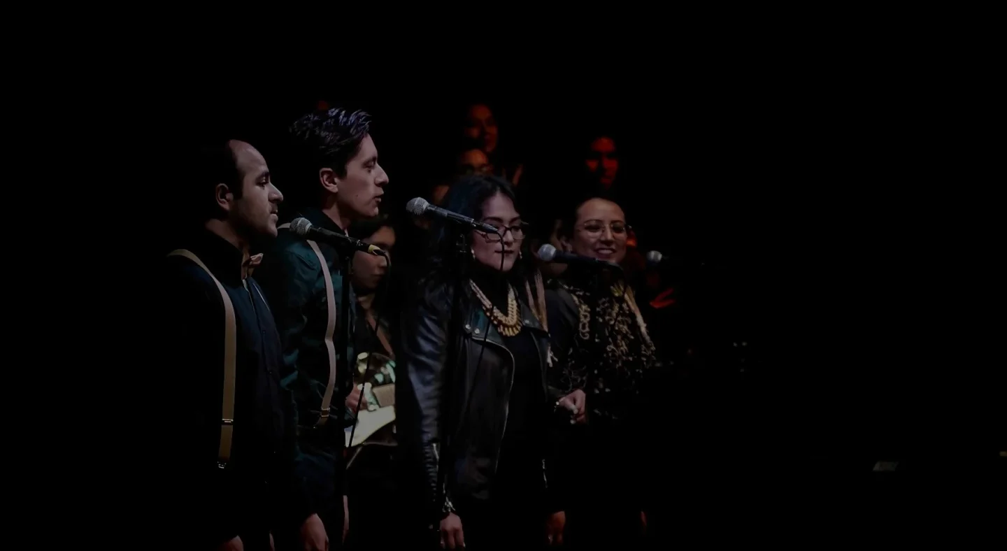 Le choeur de "Les voix du Rhône" sur scène entrain de chanter