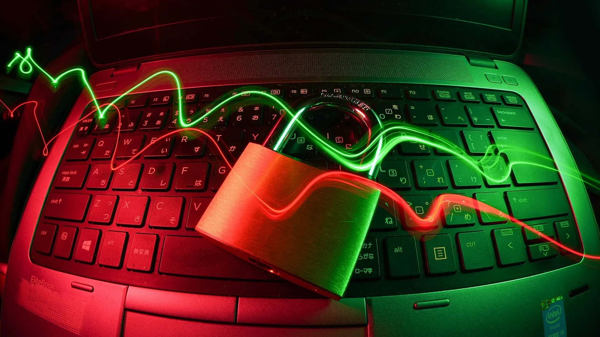 Photo montrant un cadenas et un ordinateur portable, pour sécuriser nos données