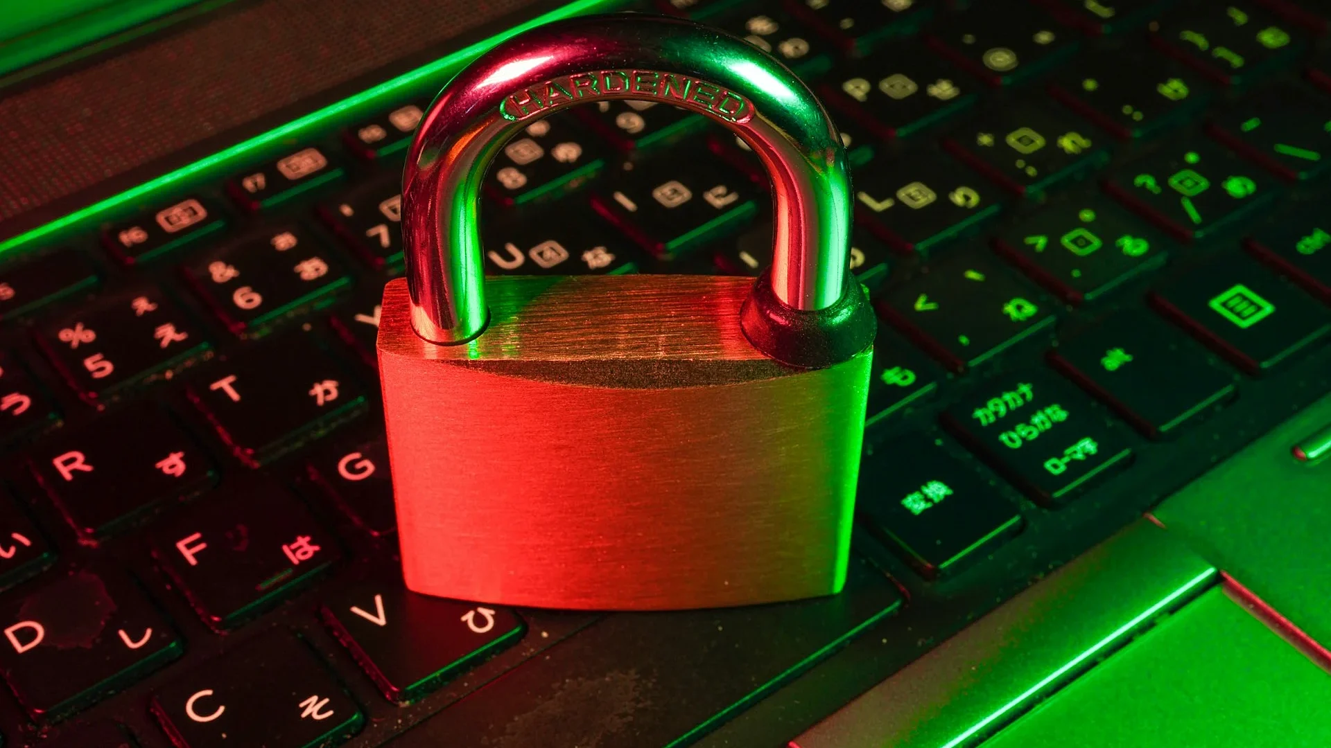 Photo montrant un cadenas posé sur le clavier d'un ordinateur pour protéger nos données