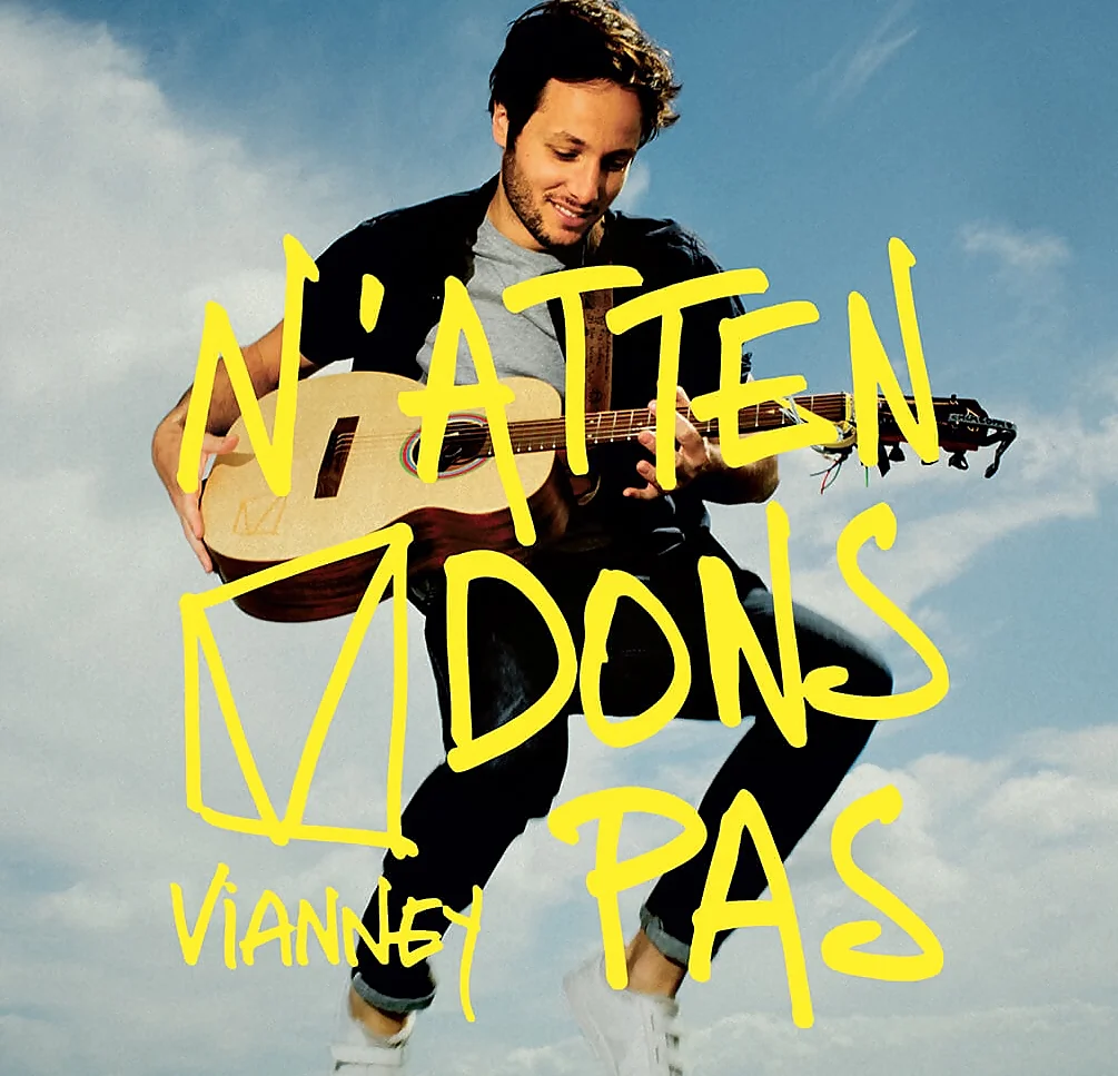 Vianney en l'air avec sa guitare, avec en fond le ciel, pour son nouvel album