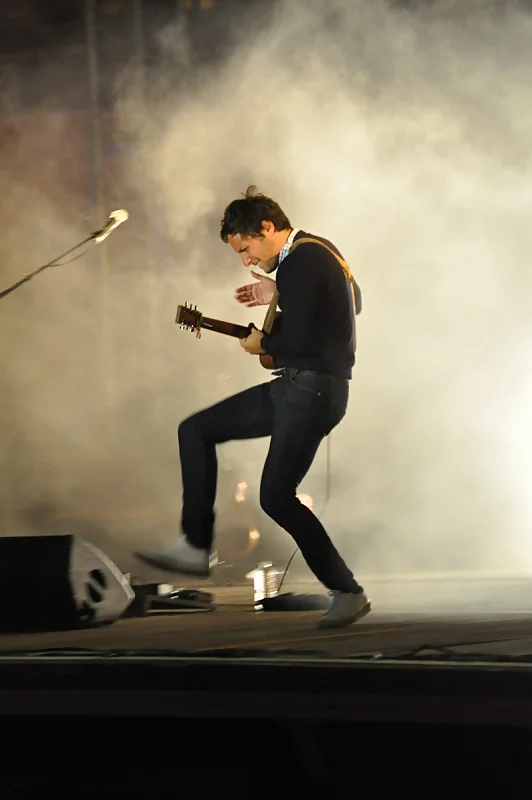 Vianney sur scène jouant de la guitare